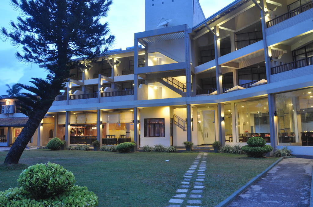 Laya Beach Hotel Wadduwa Exterior foto